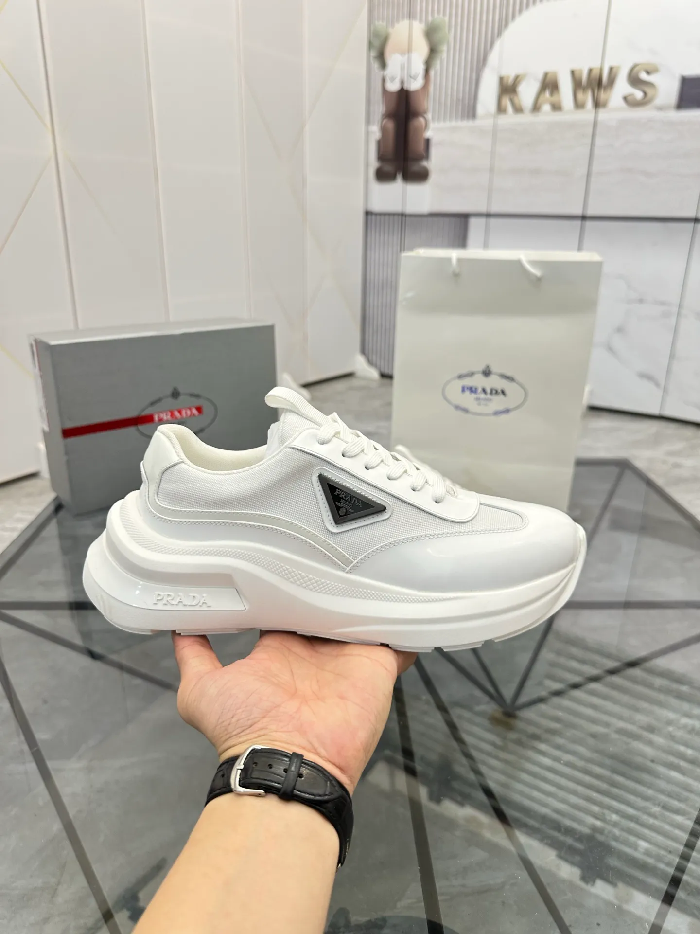Men's shoes: 💰P680¥ High-end top quality Product trademark: Prada *"Prada*" low-top casual shoes Regular size: 38-45 (can be customized to 46) Product materials: Upper imported cowhide spliced ​​with breathable mesh, breathable lining, cowhide foot pads, original ultra-light foam outsole. No.: 001